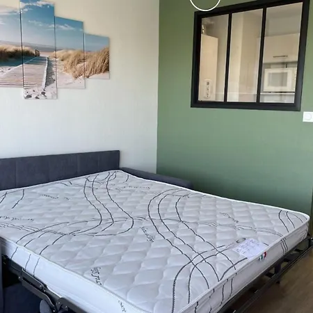 Pretty And Bright With View On The Harbor *