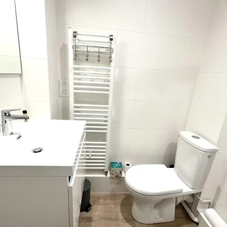 Pretty And Bright With View On The Harbor *