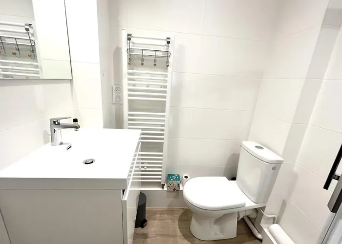 Pretty And Bright With View On The Harbor *